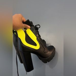 High heeel. Never worn. Size 8🤍